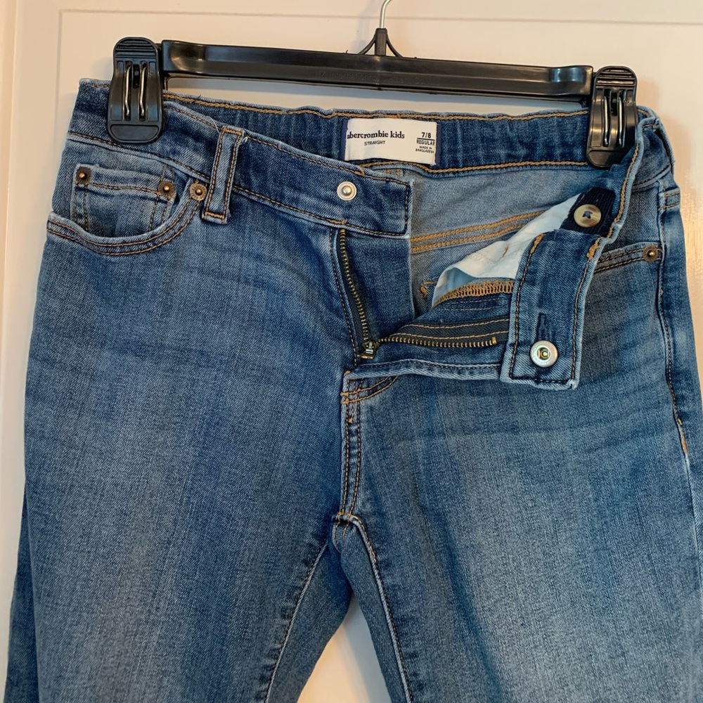 Abercrombie Kids Boys Lightweight Straight Leg Jeans in Medium Wash - Picture 5 of 13